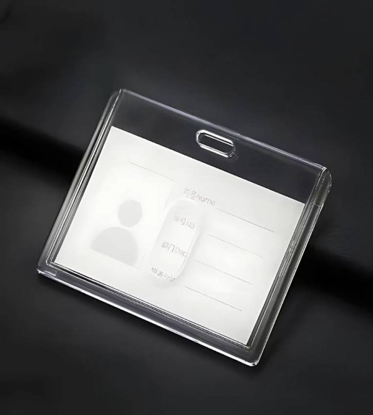 85x54 mm Porte-badge transparent en  plastique plexiglass , idéal pour protéger vos cartes professionnelles et d'identification.